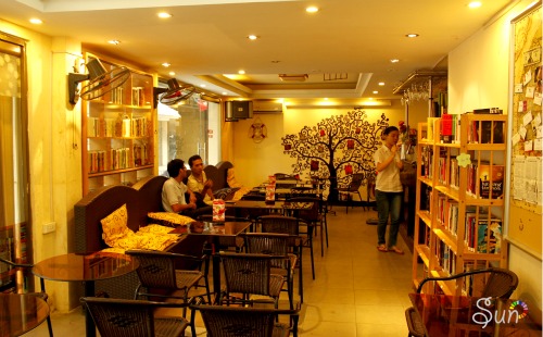 Quán cafe sách thường dùng kệ sách gỗ thông giá rẻ