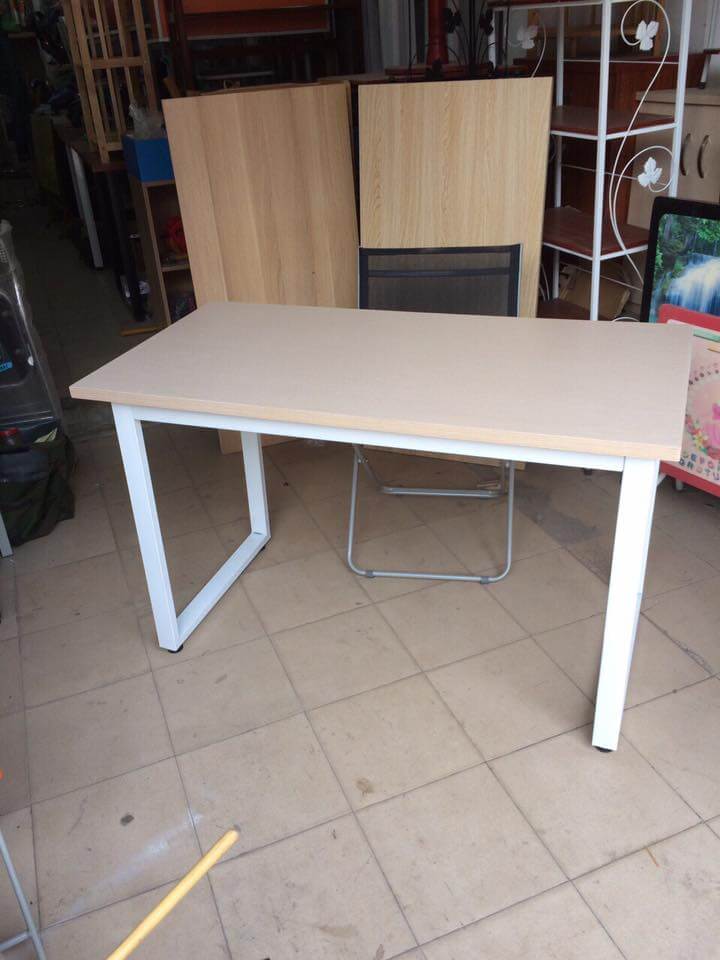 Chân bàn trắng nổi bật